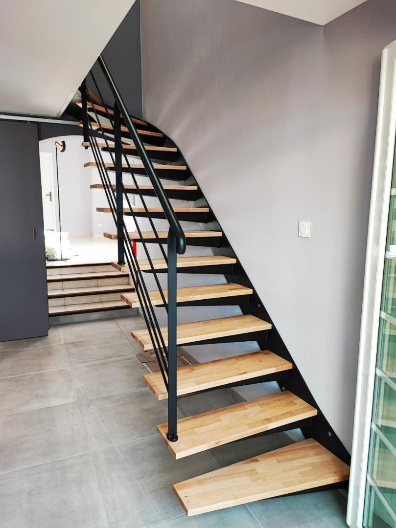 Escalier intérieur sur mesure en métal noir avec marches en bois et garde-corps à barreaux horizontaux