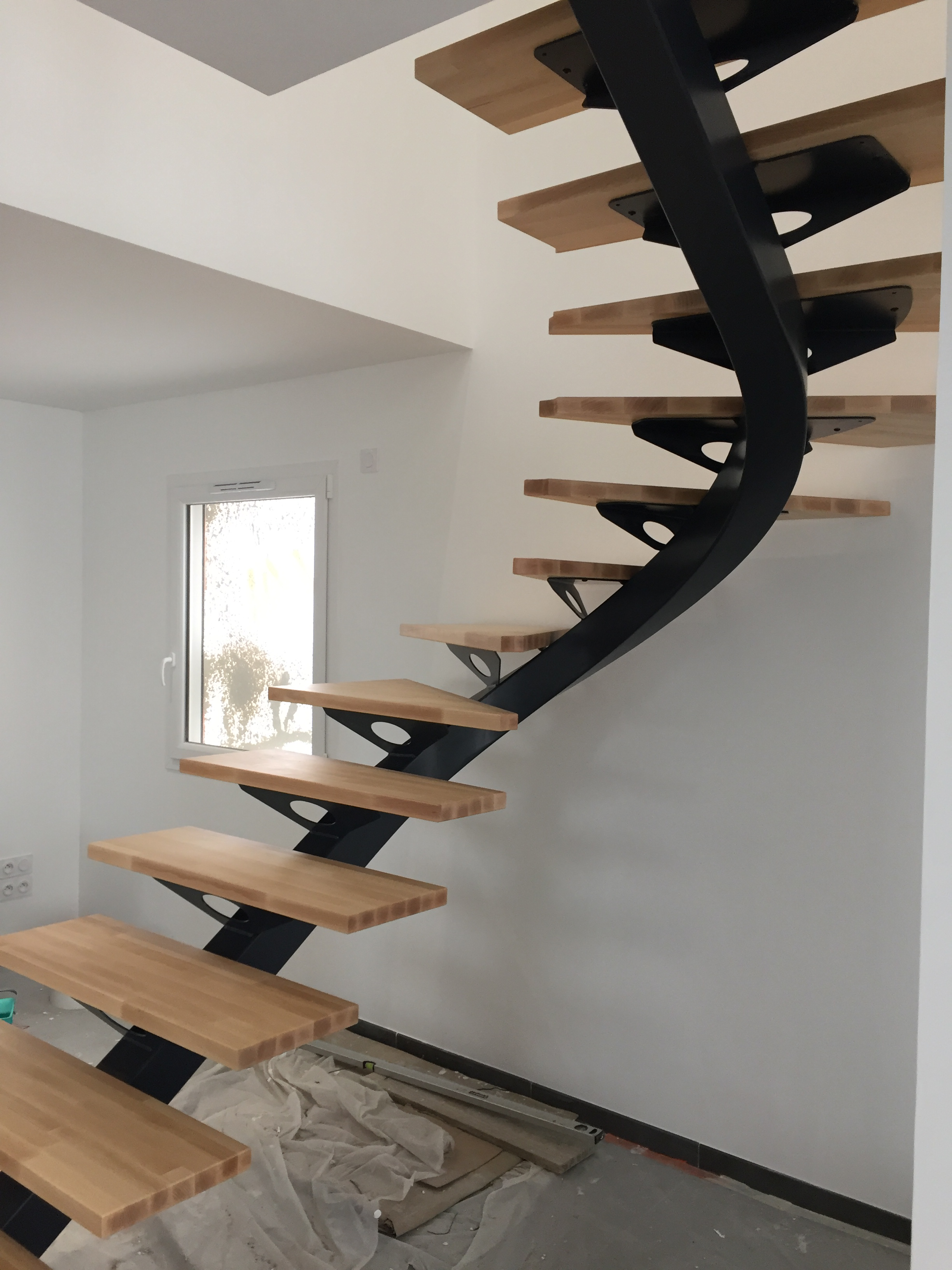 Escalier quart tournant sur mesure avec limon central métallique noir et marches en bois