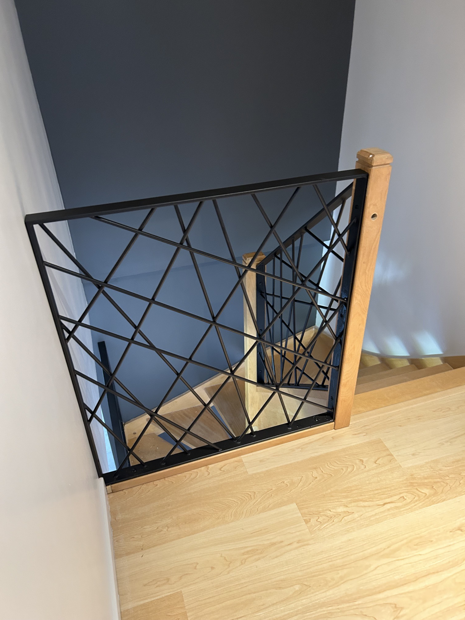 Garde-corps intérieur sur mesure en métal noir avec motif géométrique