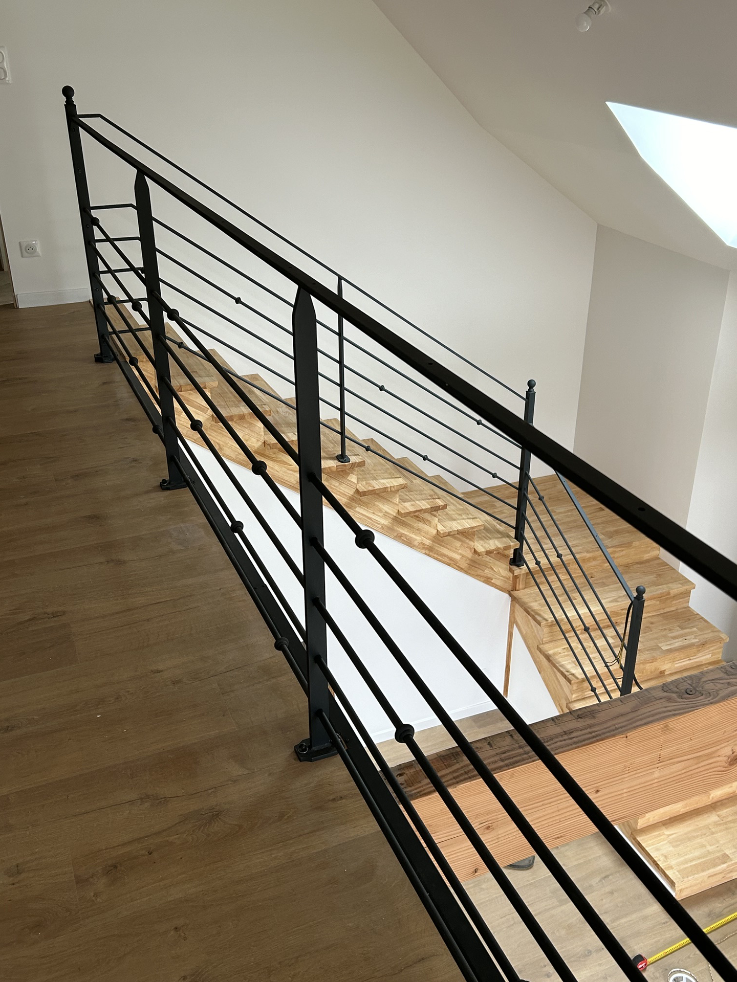 Garde-corps d’escalier intérieur en métal noir avec barreaux horizontaux