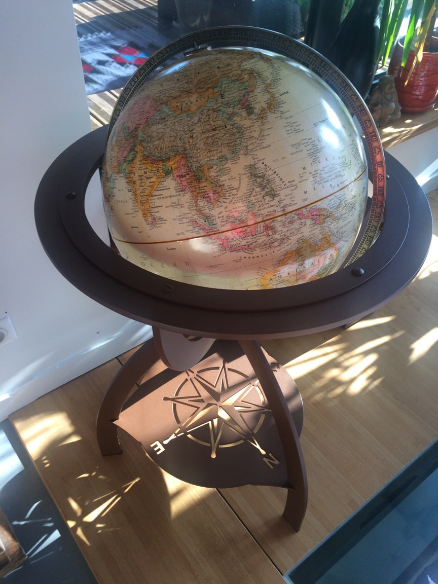 Globe décoratif réalisé sur une structure métallique circulaire