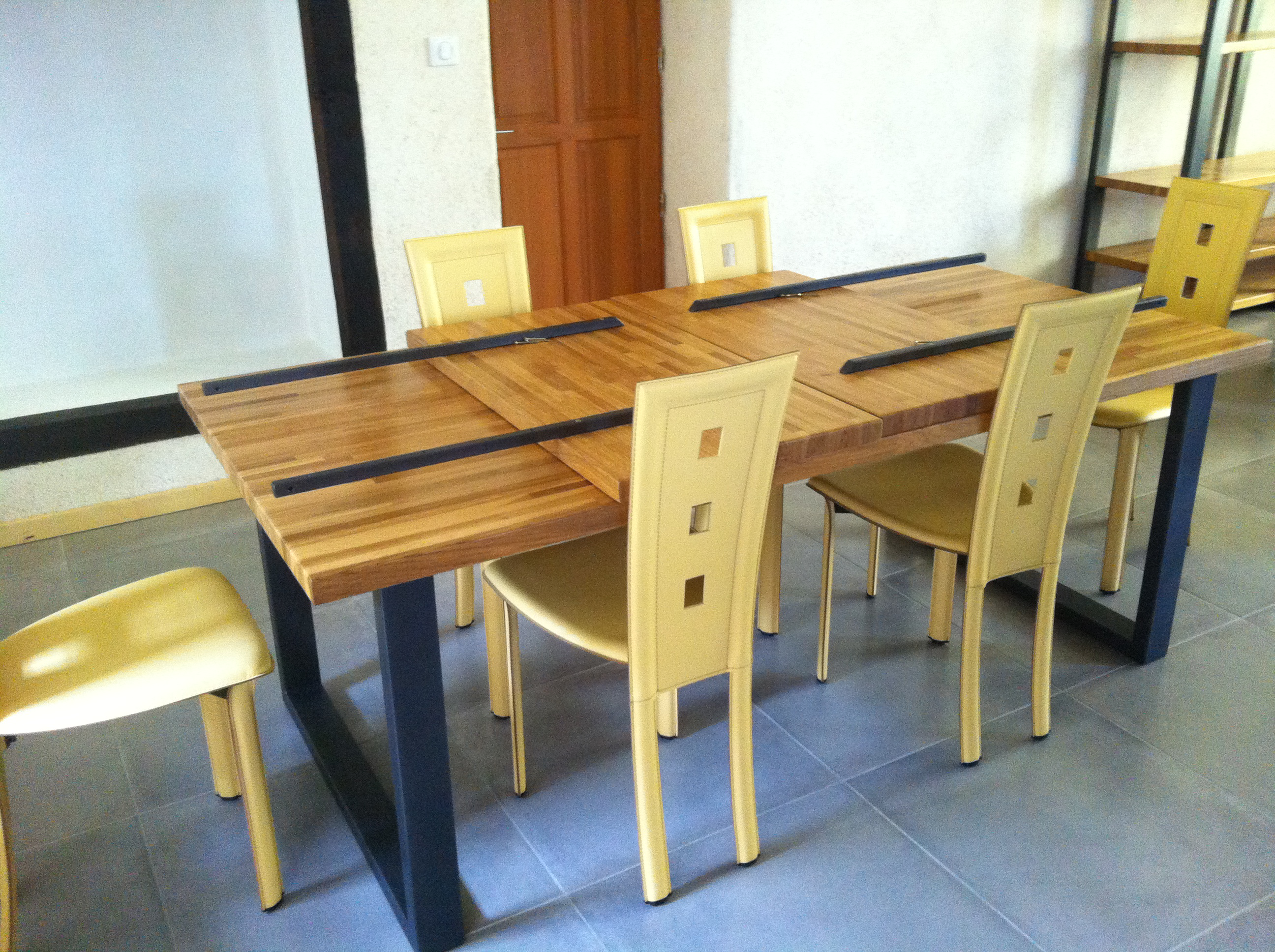 Table sur mesure avec plateau en bois et piètement métallique