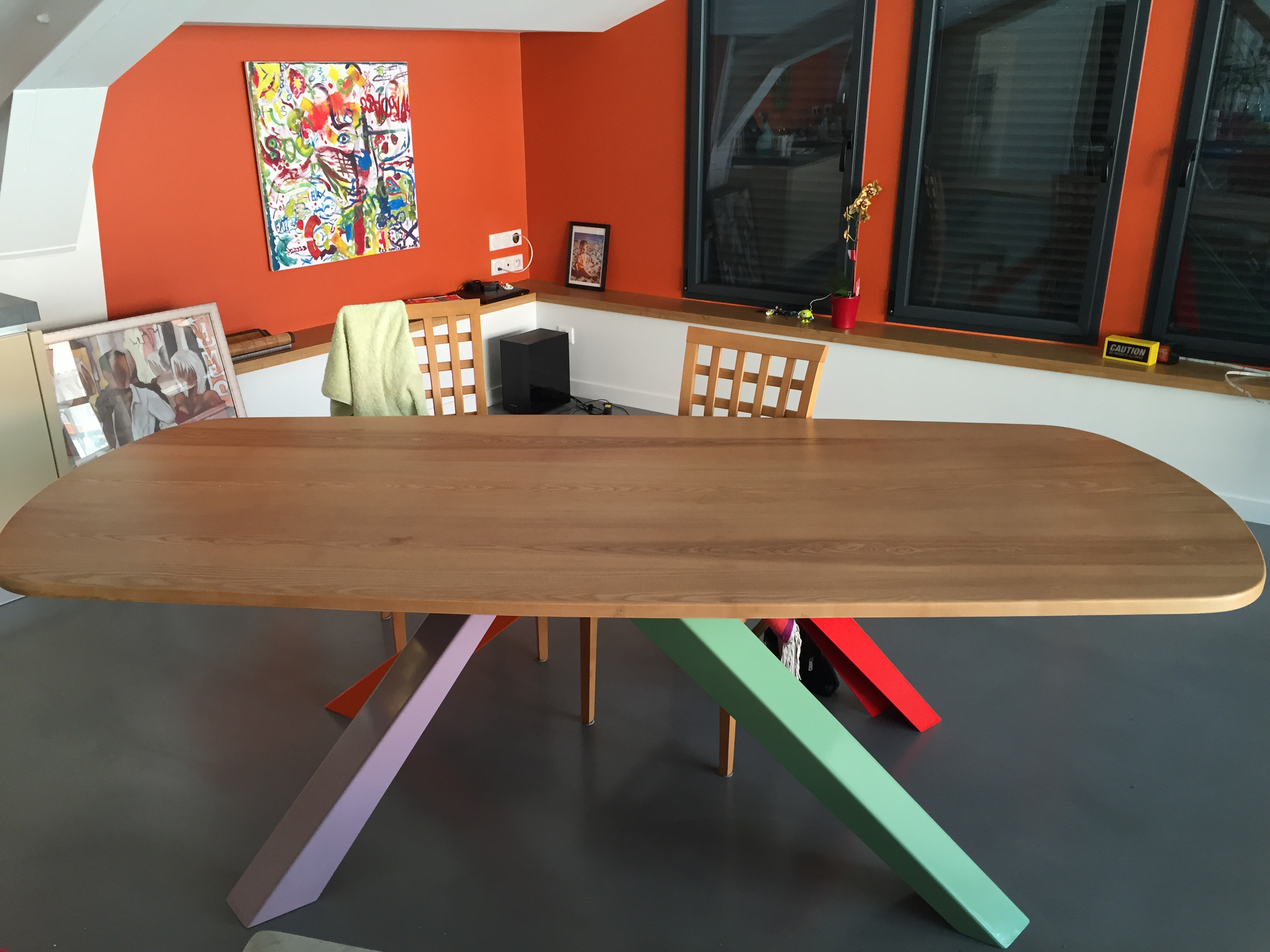 Table sur mesure avec plateau en bois et pieds métalliques colorés