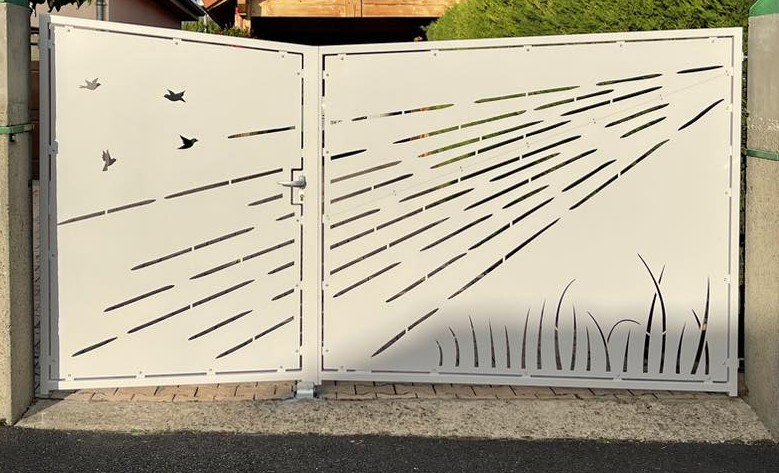 Portail battant en métal clair avec motif de lignes ajourées