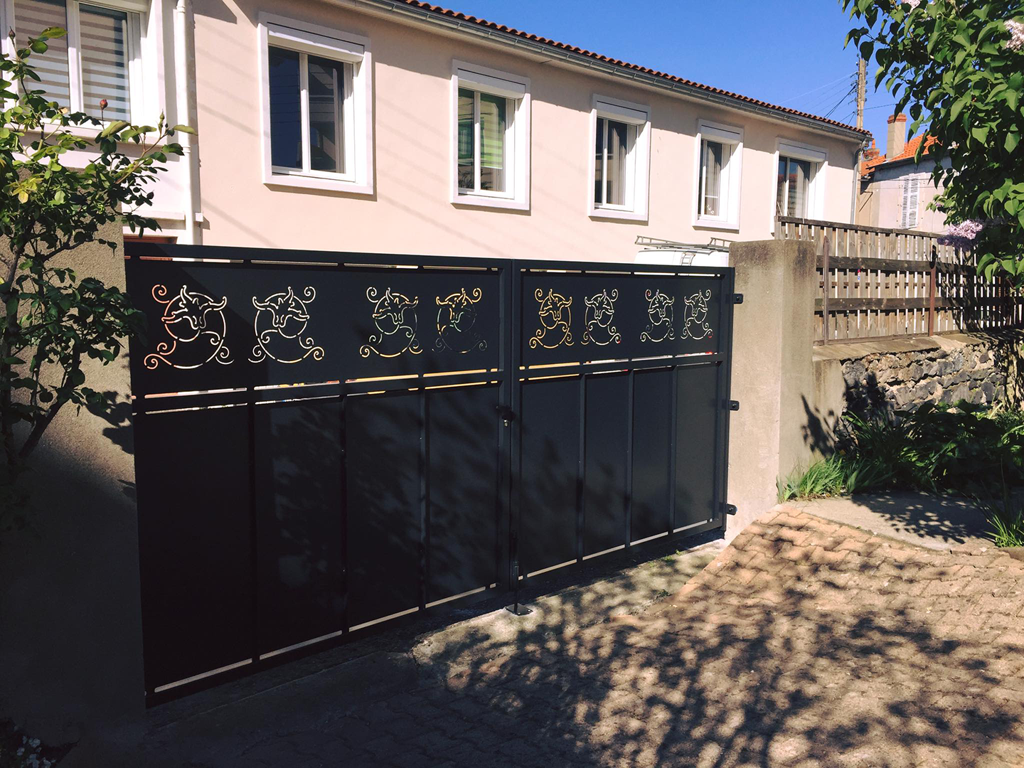Portail battant noir sur mesure avec découpe en sur les panneaux hauts