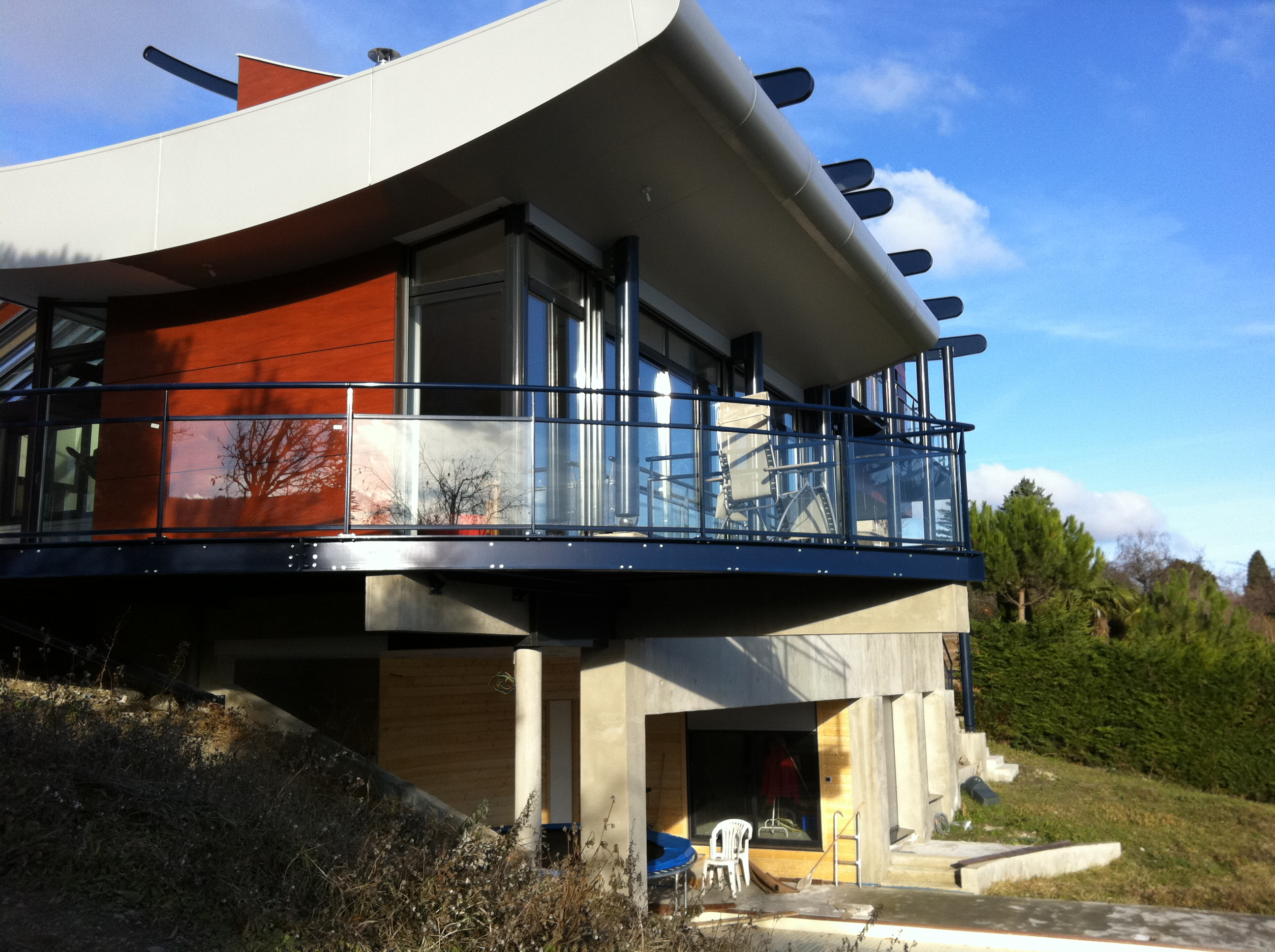 Garde-corps extérieur sur mesure en métal et verre, installé sur une terrasse surélevée