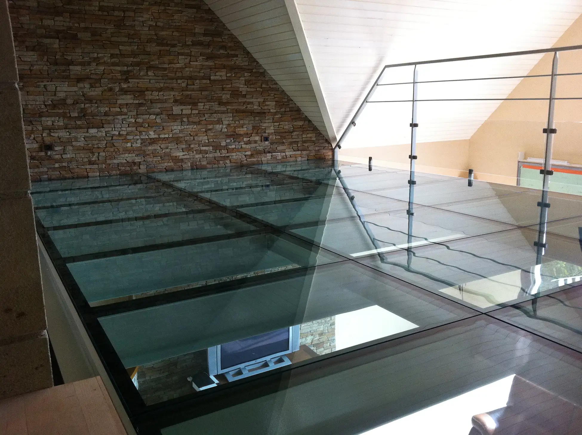 Mezzanine en verre avec garde corps