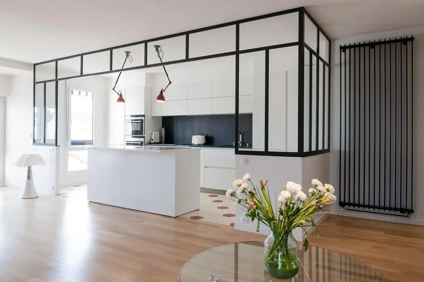 Verrière d’angle sur mesure ouverte sur une cuisine lumineuse