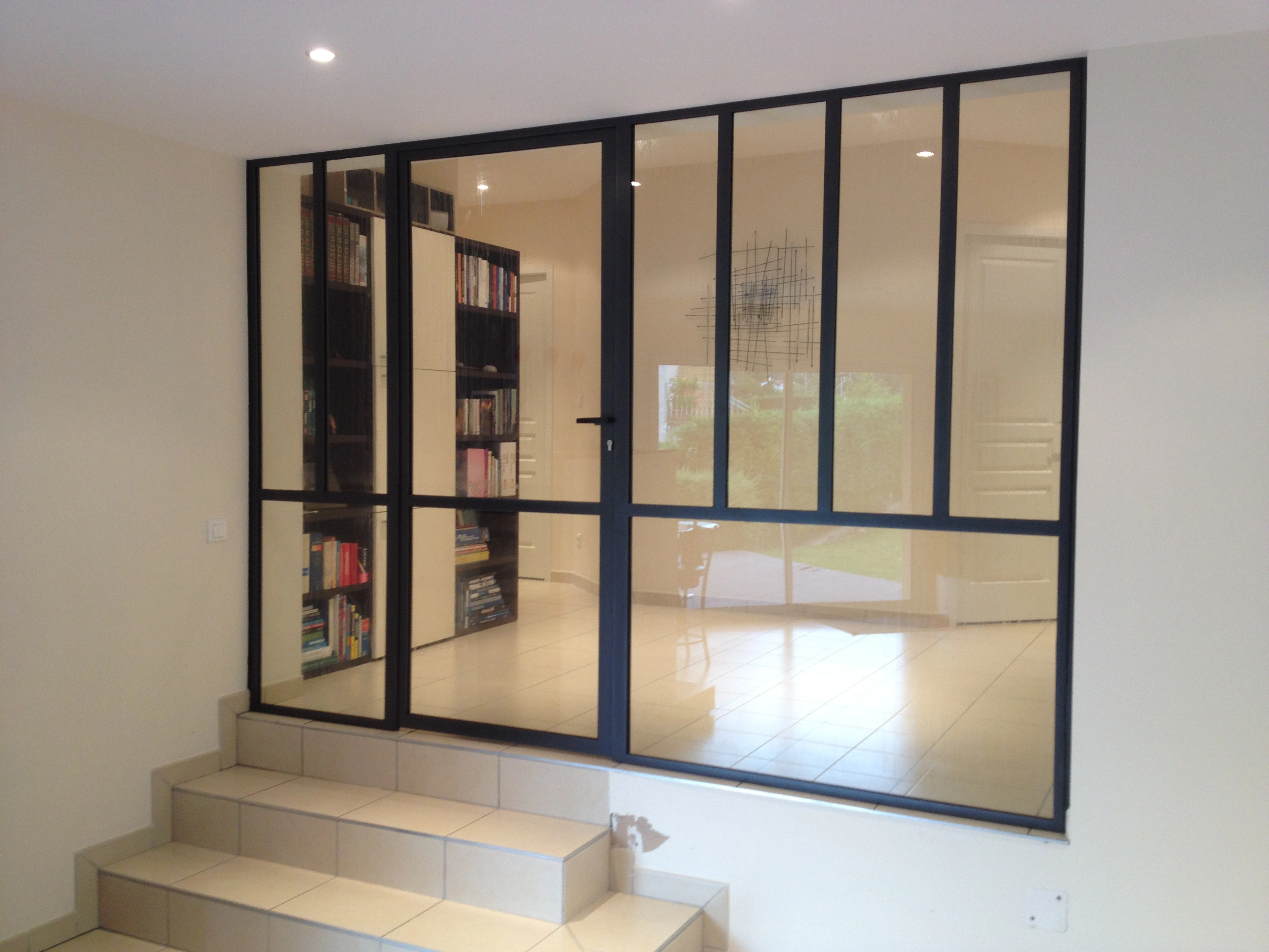 Verrière intérieure noire sur mesure installée au-dessus d’un escalier