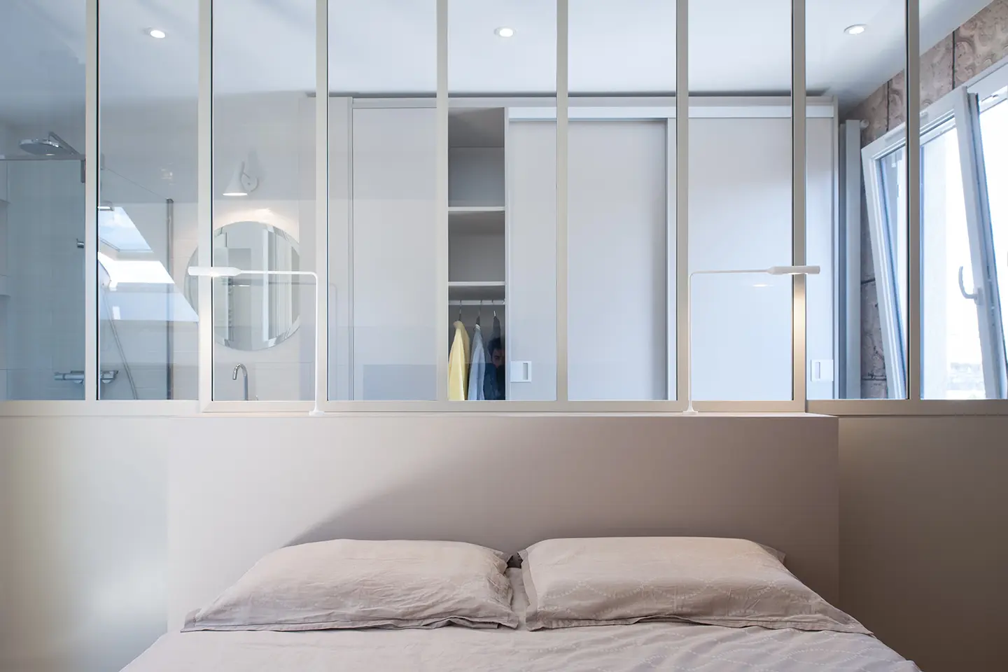 Verrière qui sépare une chambre d'un dressing, elle est vitrée avec une structure blanche